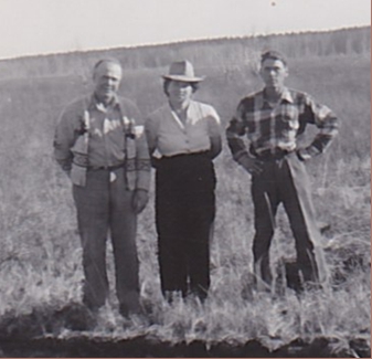  PHOTO  of Otto & Mary Brooks and Neighbor  